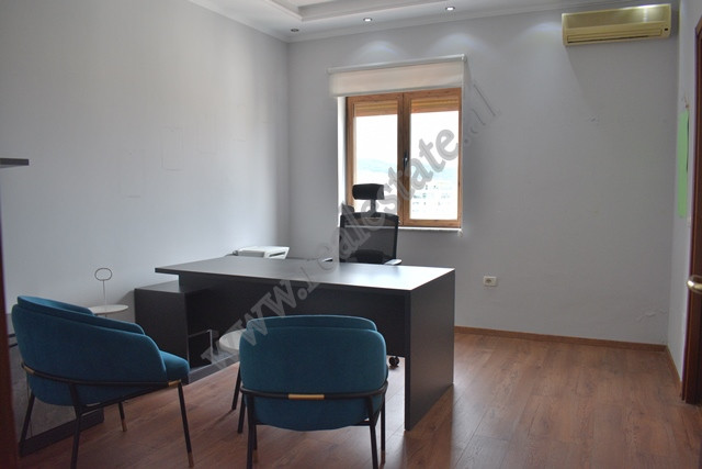 Ambient zyre me qira ne zonen e ish Bllokut ne Tirane